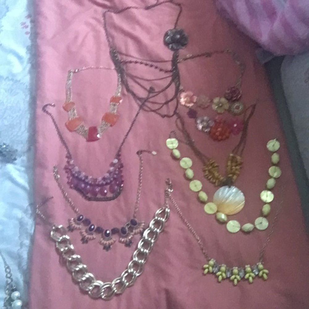 A bundle of 9 necklaces